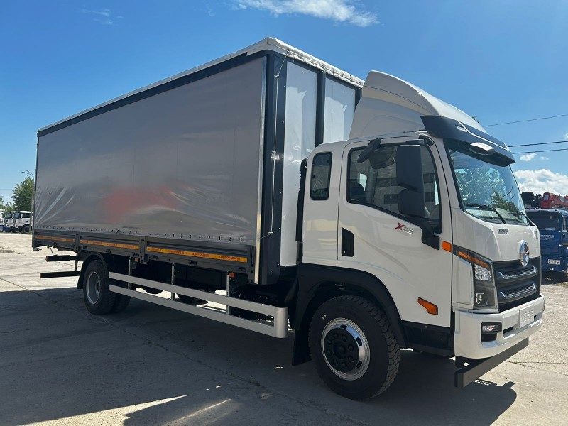 Автомобиль 4х2 на шасси DAYUN X120 с бортовой платформой (каркас со шторным механизмом) и задними распашными воротами